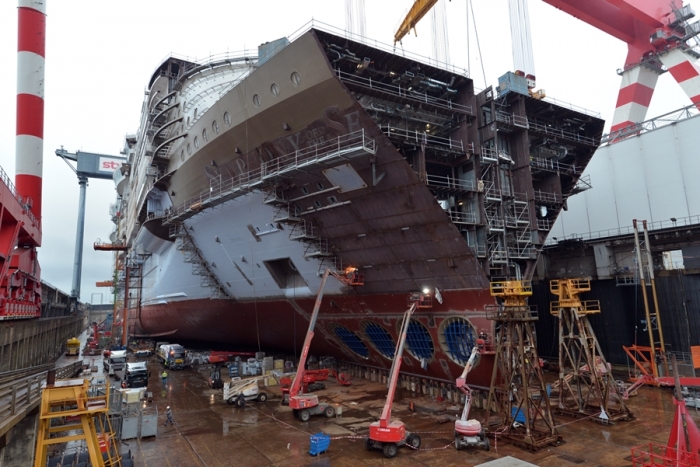 Grande embarca&ccedil;&atilde;o em constru&ccedil;&atilde;o em um estaleiro